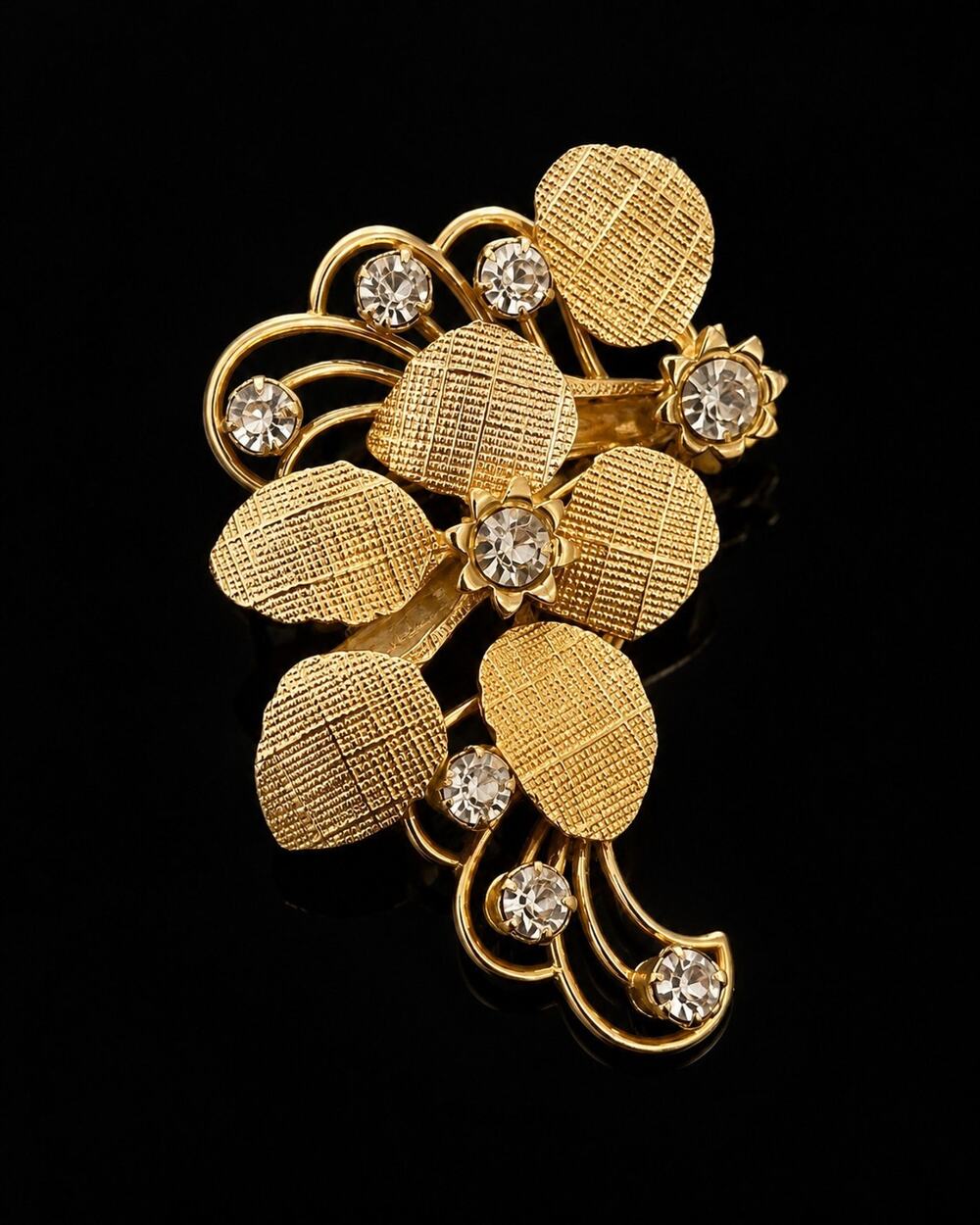 Vintage Signed Sarah Coventry Tantalizing Gold Tone Rhinestone Leaf Brooch 1.96"
